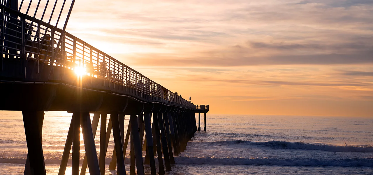 Escena de la playa de Los Ángeles que muestra un muelle