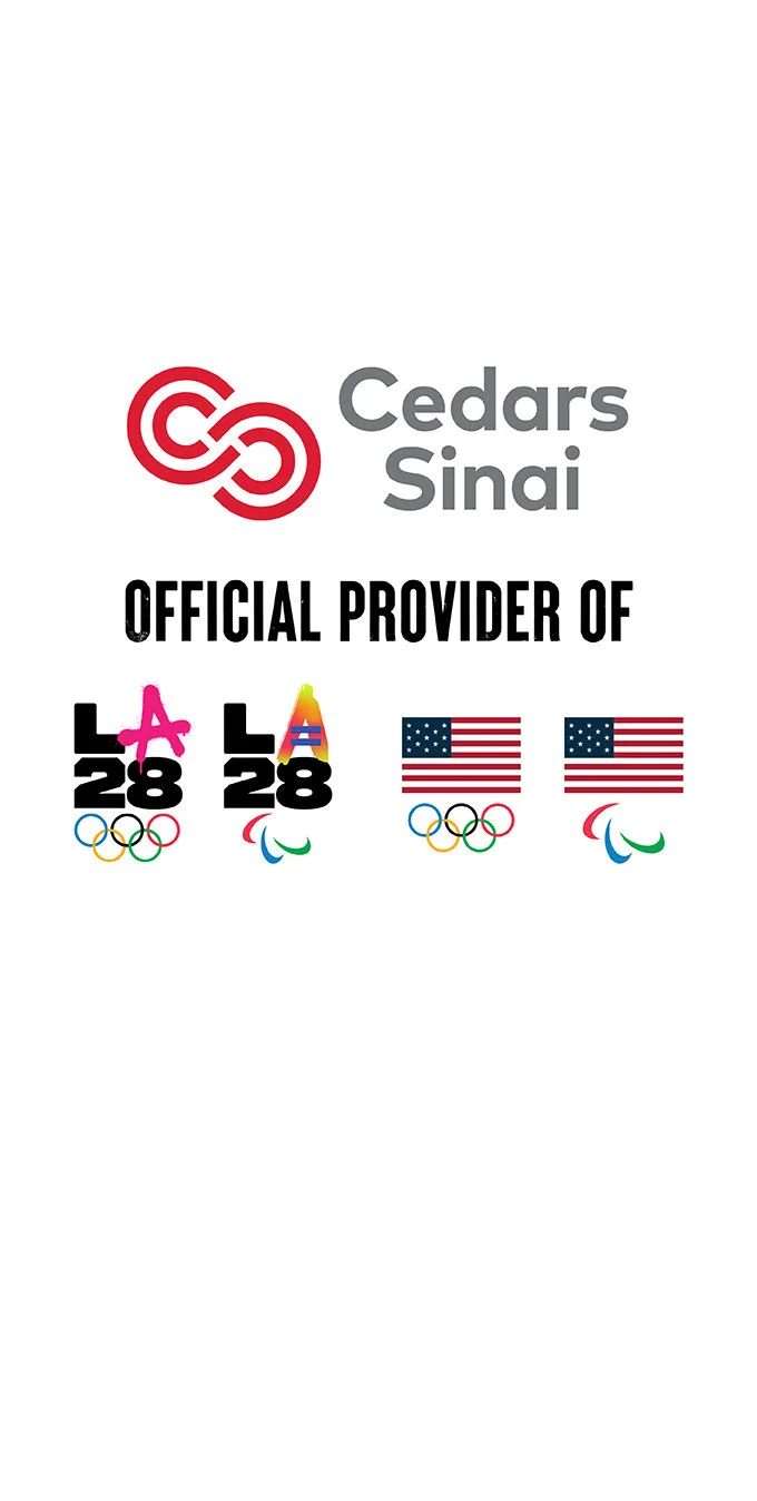 Logotipo del Cedars-Sinai sobre las palabras ‘Proveedor oficial de’ en letras negras. Debajo están los emblemas dobles de los Juegos Olímpicos y Paralímpicos LA28 junto a los logotipos de la bandera de EE.UU. con los anillos olímpicos debajo junto a una bandera de EE.UU. con el logotipo de los agitos paralímpicos debajo.